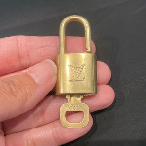 #323 Louis Vuitton LV Padlock with key set